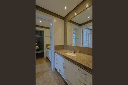 Apartamento à venda com 179m², 4 quartos e 3 vagasBanheiro da Suíte 2