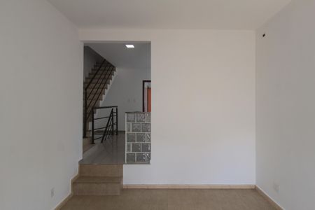 Sala de casa à venda com 3 quartos, 390m² em Heliópolis, Belo Horizonte