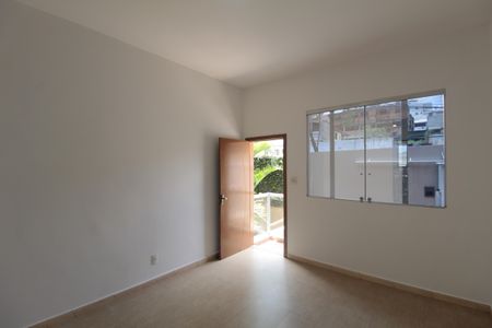 Sala de casa à venda com 3 quartos, 390m² em Heliópolis, Belo Horizonte
