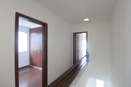 Casa à venda com 390m², 3 quartos e 2 vagasCorredor