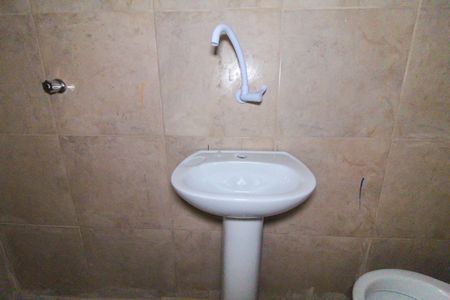 Banheiro de casa para alugar com 1 quarto, 19m² em Vila Carmosina, São Paulo