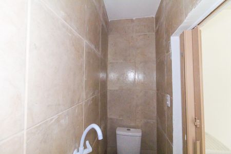 Banheiro de casa para alugar com 1 quarto, 19m² em Vila Carmosina, São Paulo