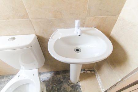 Banheiro de casa para alugar com 1 quarto, 23m² em Vila Carmosina, São Paulo