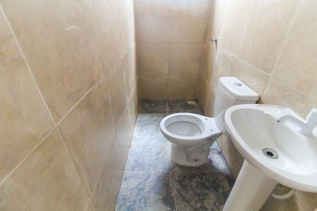 Banheiro de casa para alugar com 1 quarto, 23m² em Vila Carmosina, São Paulo