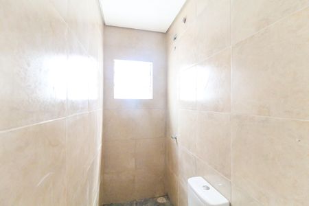 Banheiro de casa para alugar com 1 quarto, 23m² em Vila Carmosina, São Paulo