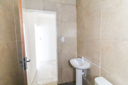 Banheiro de casa para alugar com 1 quarto, 24m² em Vila Carmosina, São Paulo