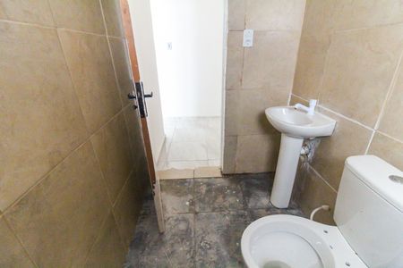 Banheiro de casa para alugar com 1 quarto, 24m² em Vila Carmosina, São Paulo