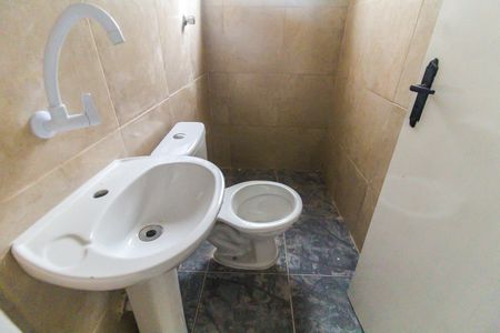 Banheiro de casa para alugar com 1 quarto, 30m² em Vila Carmosina, São Paulo