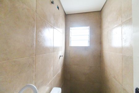 Banheiro de casa para alugar com 1 quarto, 30m² em Vila Carmosina, São Paulo