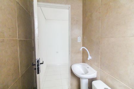 Banheiro de casa para alugar com 1 quarto, 30m² em Vila Carmosina, São Paulo