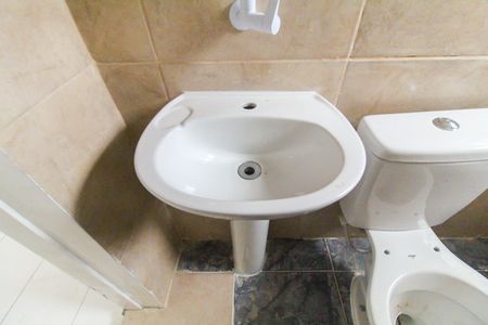 Banheiro de casa para alugar com 1 quarto, 30m² em Vila Carmosina, São Paulo