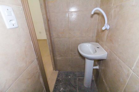 Banheiro de casa para alugar com 1 quarto, 12m² em Vila Carmosina, São Paulo