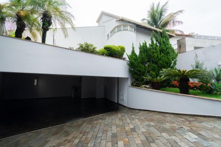 Casa de condomínio à venda com 361m², 4 quartos e 3 vagasFachada