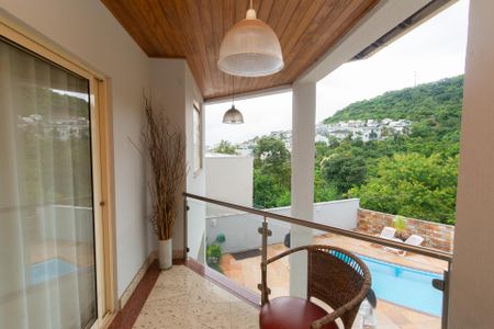 Casa de condomínio à venda com 361m², 4 quartos e 3 vagasVaranda da Sala de TV