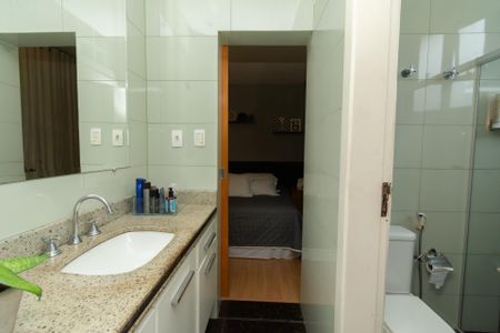 Casa de condomínio à venda com 361m², 4 quartos e 3 vagasBanheiro das Semi Suítes