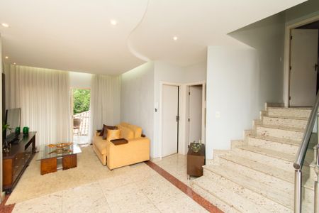 Casa de condomínio à venda com 361m², 4 quartos e 3 vagasSala de TV