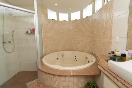 Casa de condomínio à venda com 361m², 4 quartos e 3 vagasBanheiro da Suíte Master