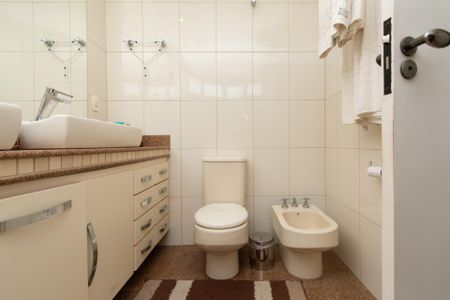 Casa de condomínio à venda com 361m², 4 quartos e 3 vagasBanheiro da Suíte Master