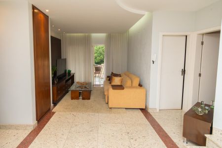 Casa de condomínio à venda com 361m², 4 quartos e 3 vagasSala de TV