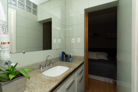 Casa de condomínio à venda com 361m², 4 quartos e 3 vagasBanheiro das Semi Suítes