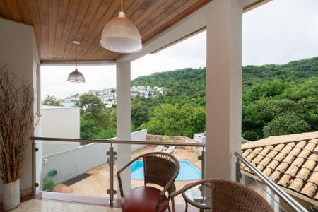 Casa de condomínio à venda com 361m², 4 quartos e 3 vagasVaranda da Sala de TV