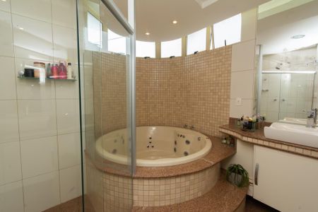 Casa de condomínio à venda com 361m², 4 quartos e 3 vagasBanheiro da Suíte Master