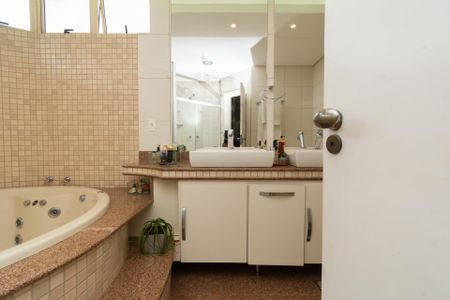 Casa de condomínio à venda com 361m², 4 quartos e 3 vagasBanheiro da Suíte Master