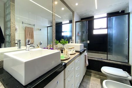 Apartamento à venda com 173m², 4 quartos e 3 vagasBanheiro da Suíte 1