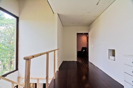 Casa de condomínio à venda com 300m², 4 quartos e 4 vagasCorredor