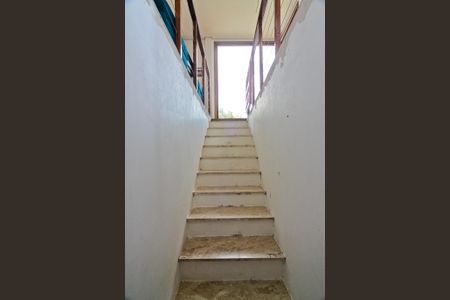 Casa de condomínio à venda com 300m², 4 quartos e 4 vagasEscada