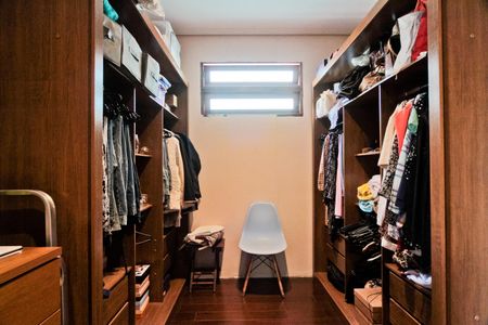 Casa de condomínio à venda com 300m², 4 quartos e 4 vagasSuíte 3