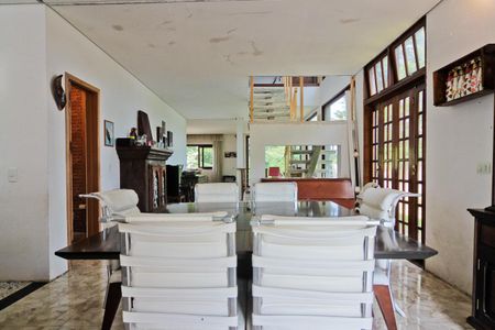 Casa de condomínio à venda com 300m², 4 quartos e 4 vagasSala