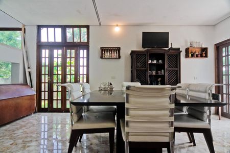 Casa de condomínio à venda com 300m², 4 quartos e 4 vagasSala