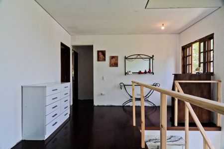 Casa de condomínio à venda com 300m², 4 quartos e 4 vagasCorredor