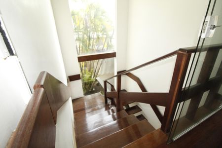 Casa para alugar com 449m², 5 quartos e 2 vagasEscada