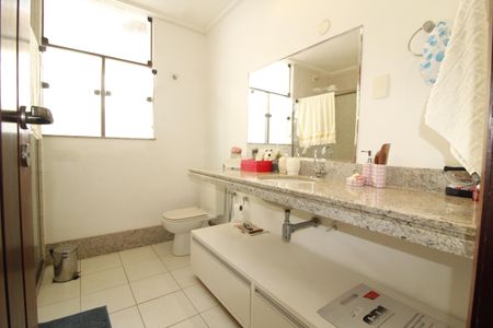 Casa para alugar com 449m², 5 quartos e 2 vagasBanheiro Corredor