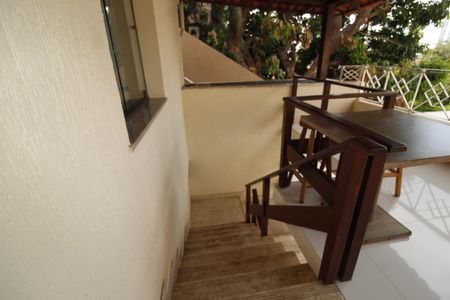 Casa para alugar com 449m², 5 quartos e 2 vagasEscada