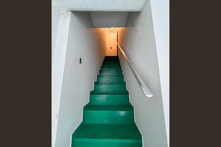 Casa à venda com 120m², 3 quartos e 1 vaga Casa à venda com 120m², 3 quartos e 1 vagaEscada