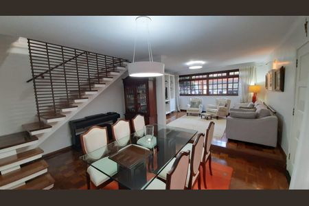 Casa de condomínio à venda com 210m², 3 quartos e 4 vagasSala