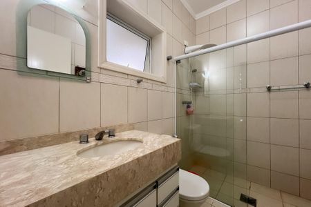 Casa de condomínio para alugar com 300m², 3 quartos e 4 vagasBanheiro da Suíte 2