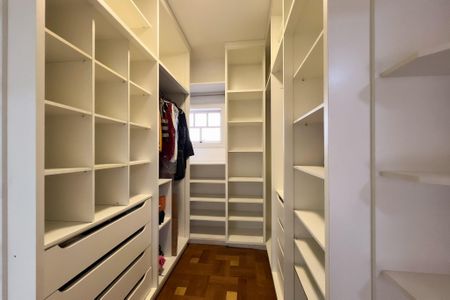 Casa de condomínio para alugar com 300m², 3 quartos e 4 vagasCloset