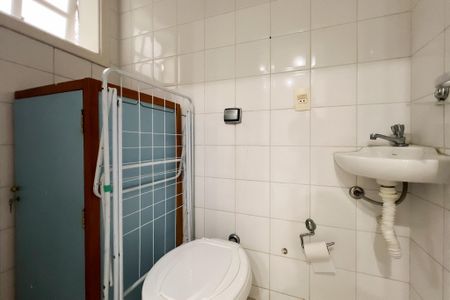 Casa de condomínio para alugar com 300m², 3 quartos e 4 vagasBanheiro de serviço