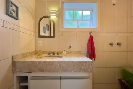 Casa de condomínio para alugar com 300m², 3 quartos e 4 vagasBanheiro do Escritório