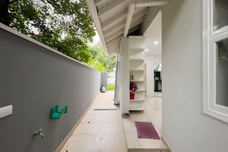 Casa de condomínio para alugar com 300m², 3 quartos e 4 vagasLateral