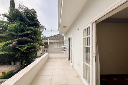 Casa de condomínio para alugar com 300m², 3 quartos e 4 vagasVaranda da Sala de TV