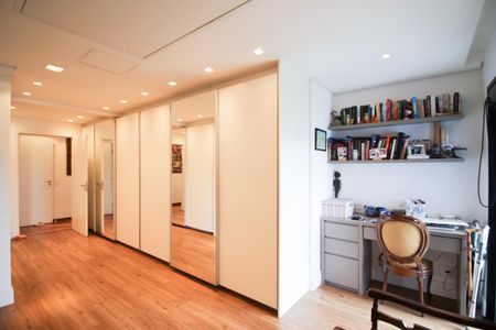 Apartamento à venda com 274m², 4 quartos e 4 vagas Apartamento à venda com 274m², 4 quartos e 4 vagasSuíte 1