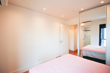 Apartamento à venda com 274m², 4 quartos e 4 vagas Apartamento à venda com 274m², 4 quartos e 4 vagasSuíte 2