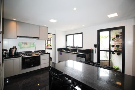 Apartamento à venda com 274m², 4 quartos e 4 vagas Apartamento à venda com 274m², 4 quartos e 4 vagasCozinha