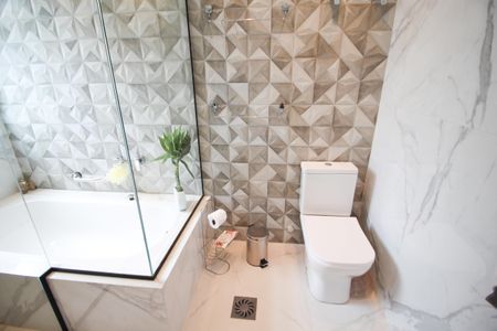 Apartamento à venda com 274m², 4 quartos e 4 vagas Apartamento à venda com 274m², 4 quartos e 4 vagasBanheiro da Suíte 1