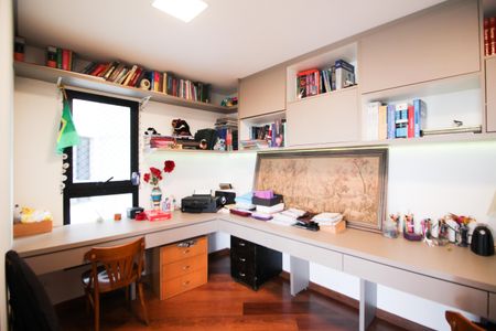 Apartamento à venda com 274m², 4 quartos e 4 vagas Apartamento à venda com 274m², 4 quartos e 4 vagasQuarto